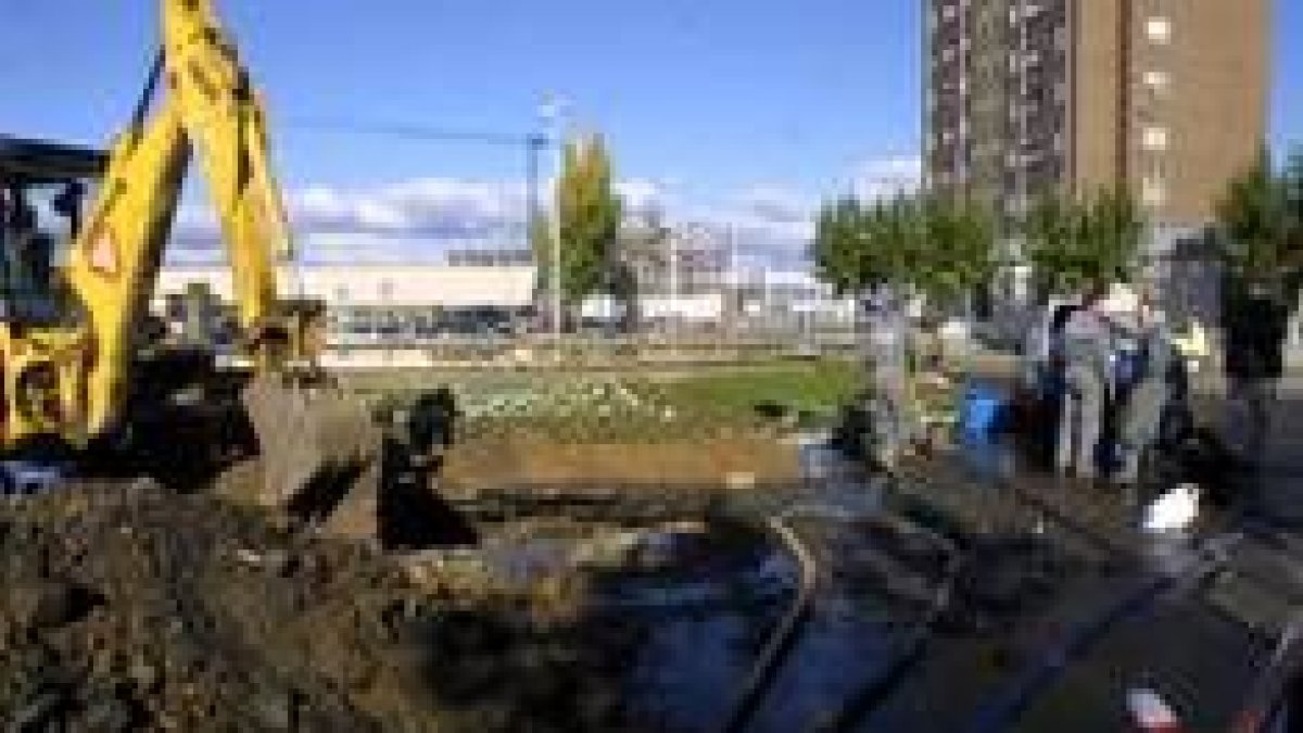 Reparación de una de las averías en el abastecimiento en el entono de la avenida de La Libertad