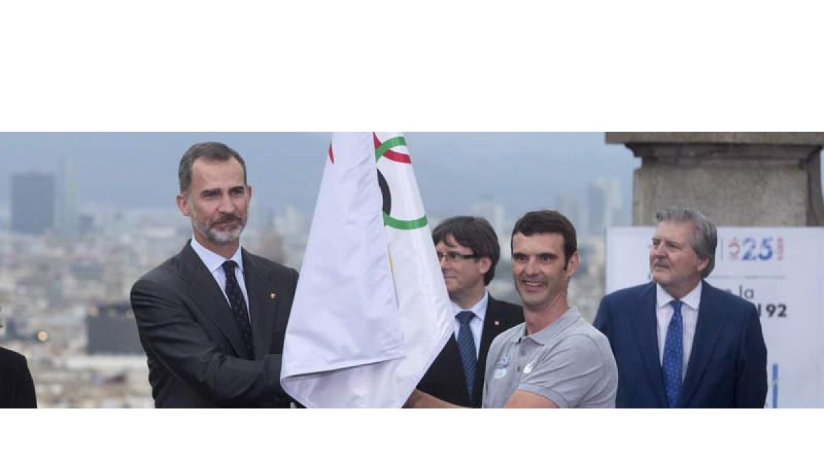 El rey Felipe VI y el presidente de la Generalitat, Carles Puigdemont en los actos ayer de los Juegos de Barcelona. ALEJANDRO GARCÍA