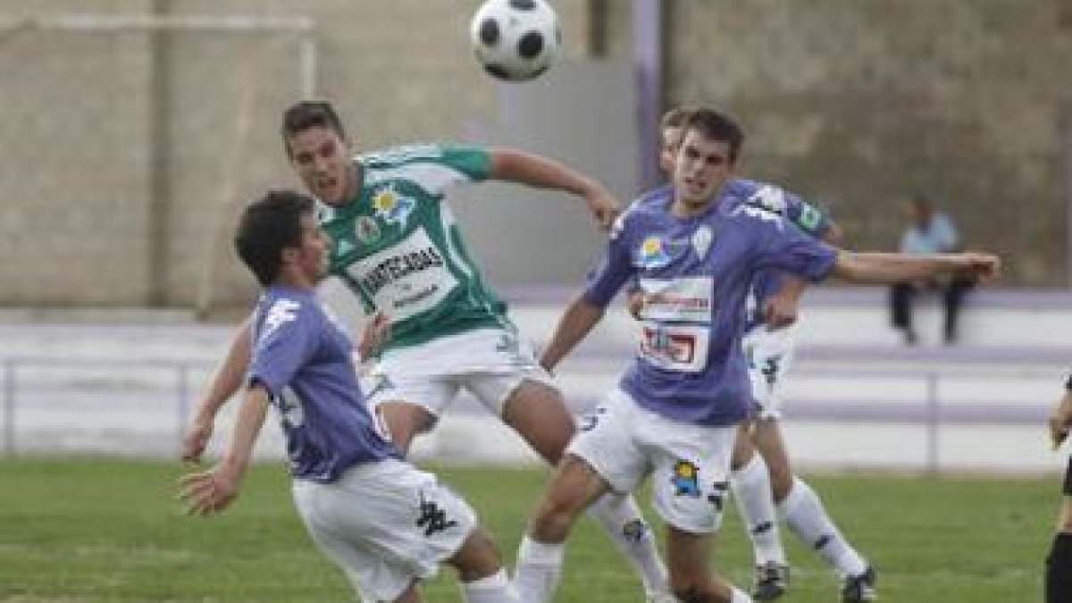 El equipo bañezano vendió muy cara su derrota ante un conjunto astorgano justo vencedor.