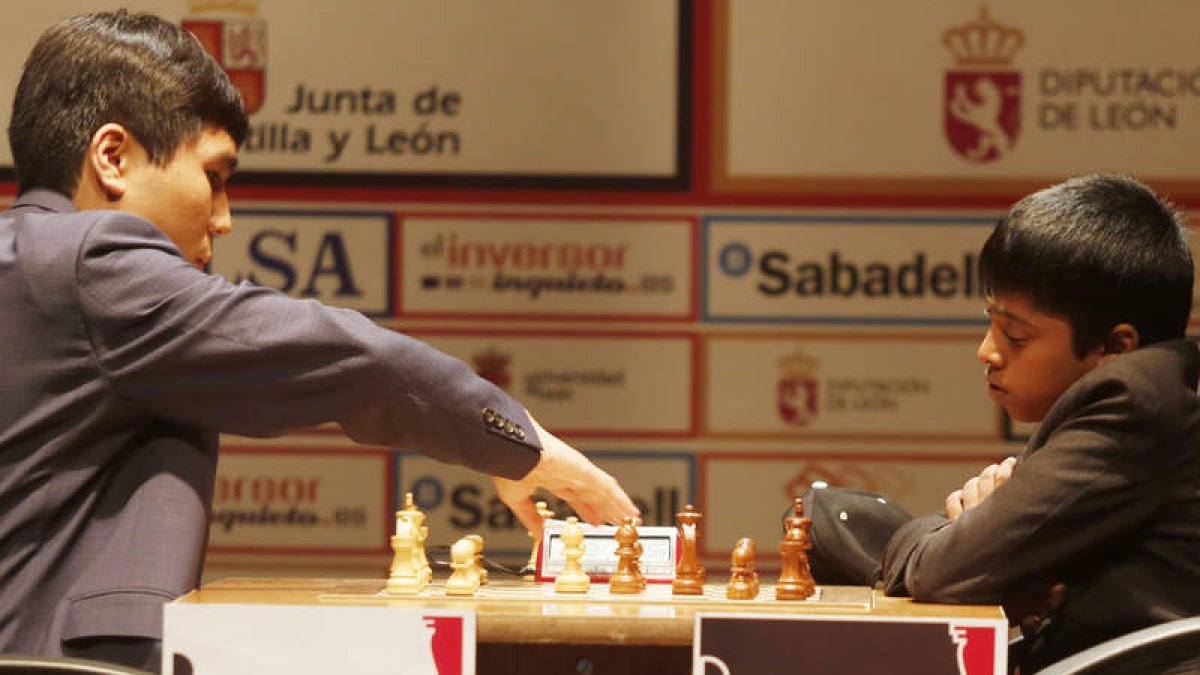 Un momento de la primera semifinal del Magistral entre Wesley So y el jovencísimo Prag. RAMIRO