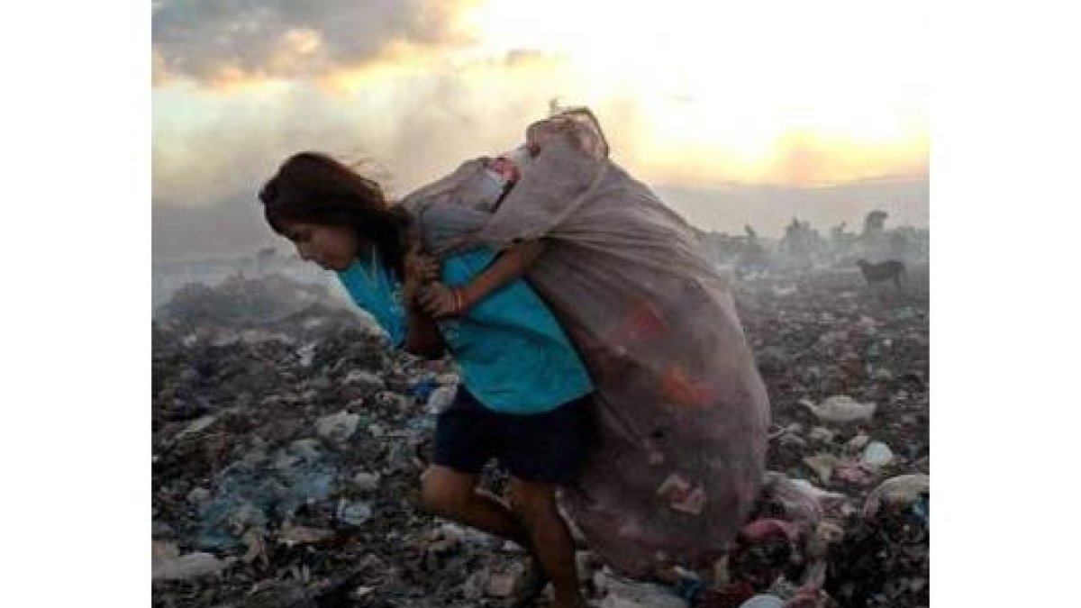 Una mujer recoge objetos en un basurero municipal en Managua, Nicaragua.