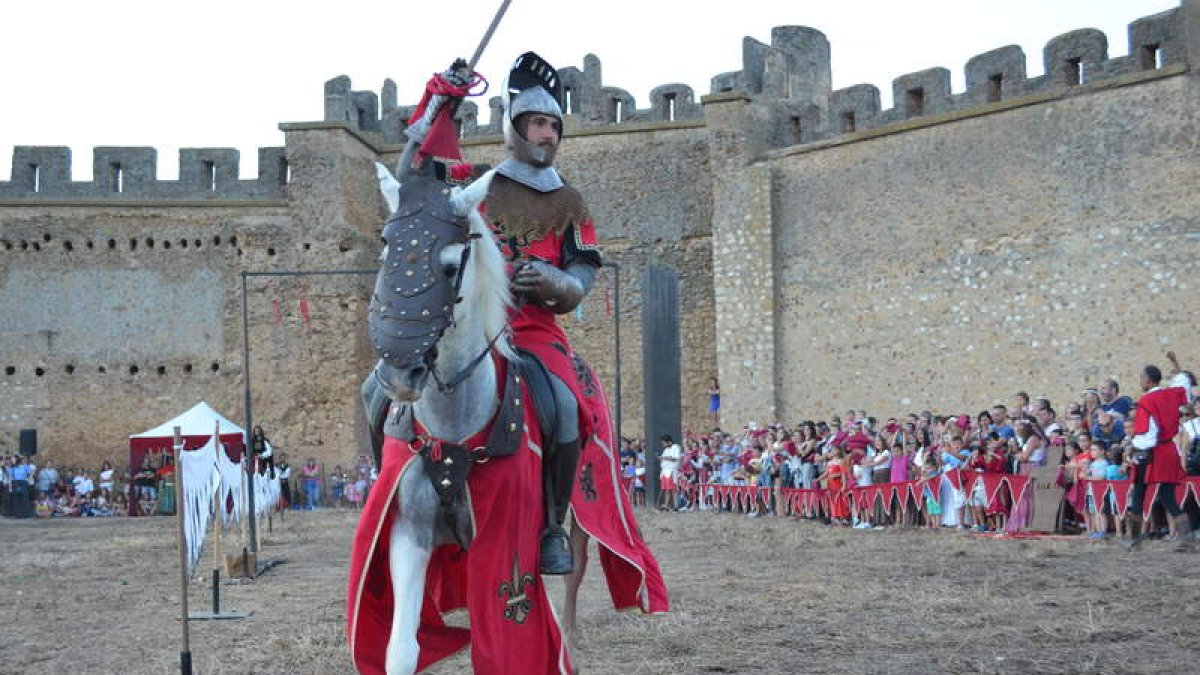 Primer plano de uno de los participantes en el Torneo de Caballeros en el patio del castillo. MEDINA