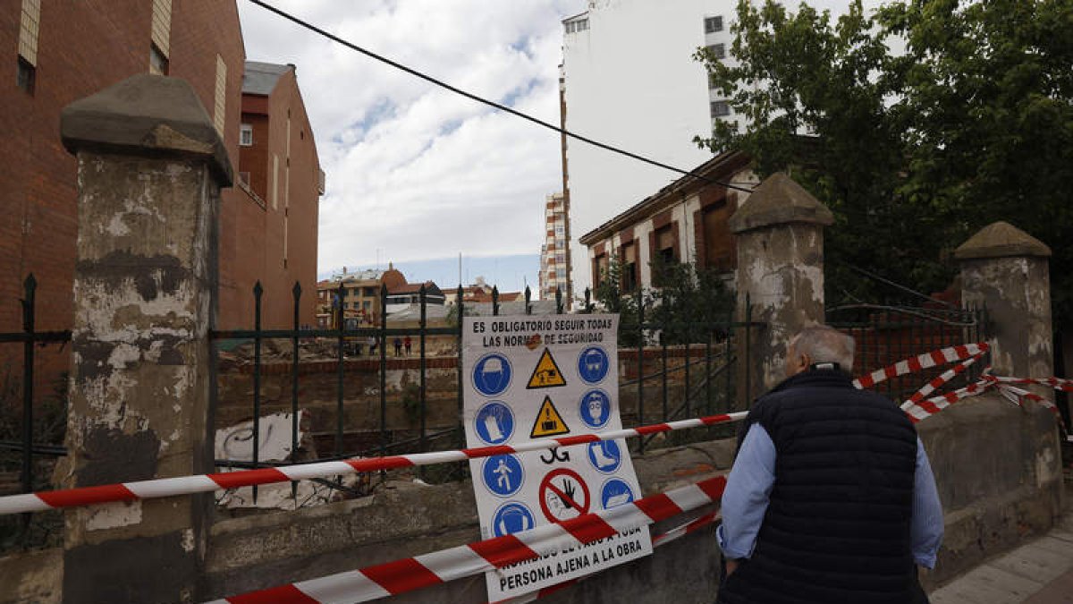 La máquina empezó ayer a derribar las casas que quedan para despejar la parcela. FERNANDO OTERO