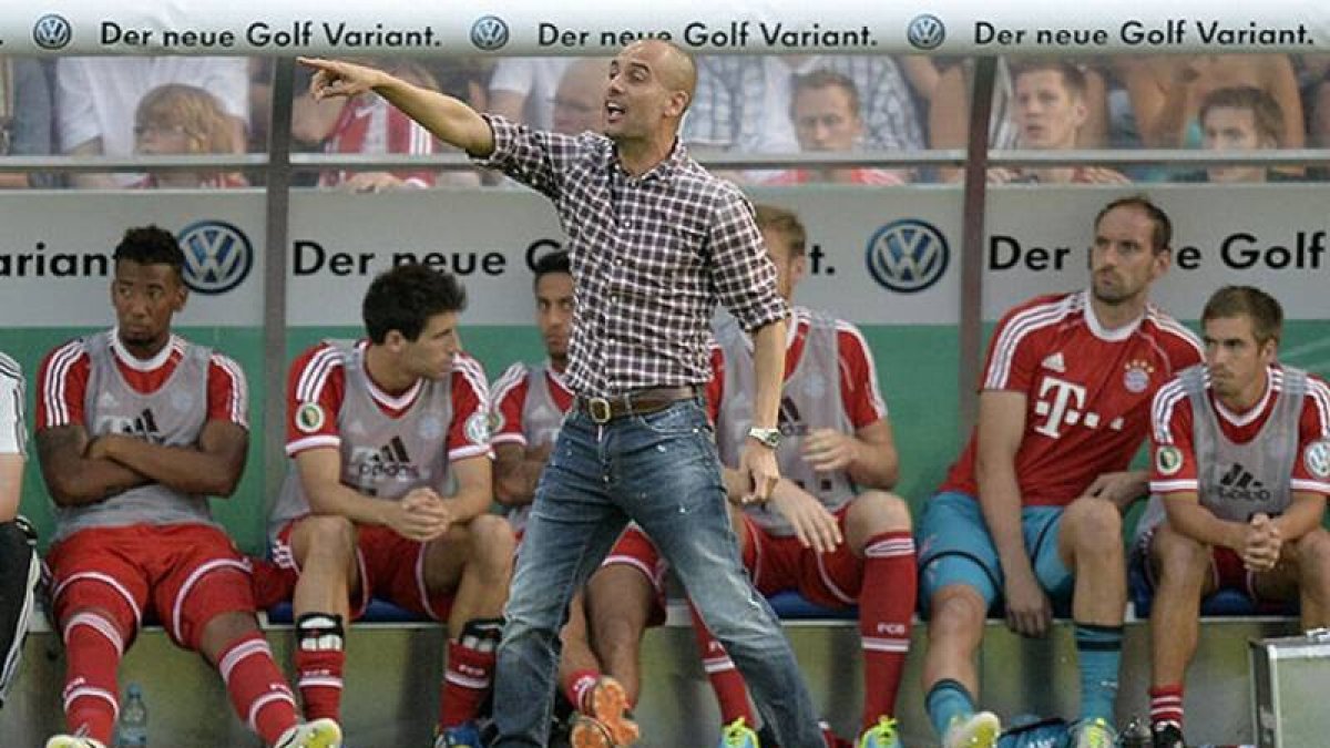 Pep Guardiola da instrucciones a sus jugadores durante la eliminatoria de la Copa alemana contra el Rehden.