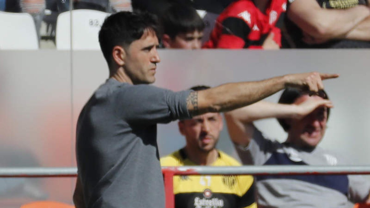 Íñigo Vélez de Mendizábal, en el Lugo-Deportiva del pasado 2 de abril. L. DE LA MATA