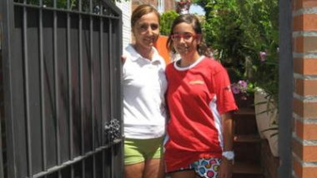 Ascensión del Bosque (i) junto a su hija en la puerta de su casa en el Residencial Bellavista.