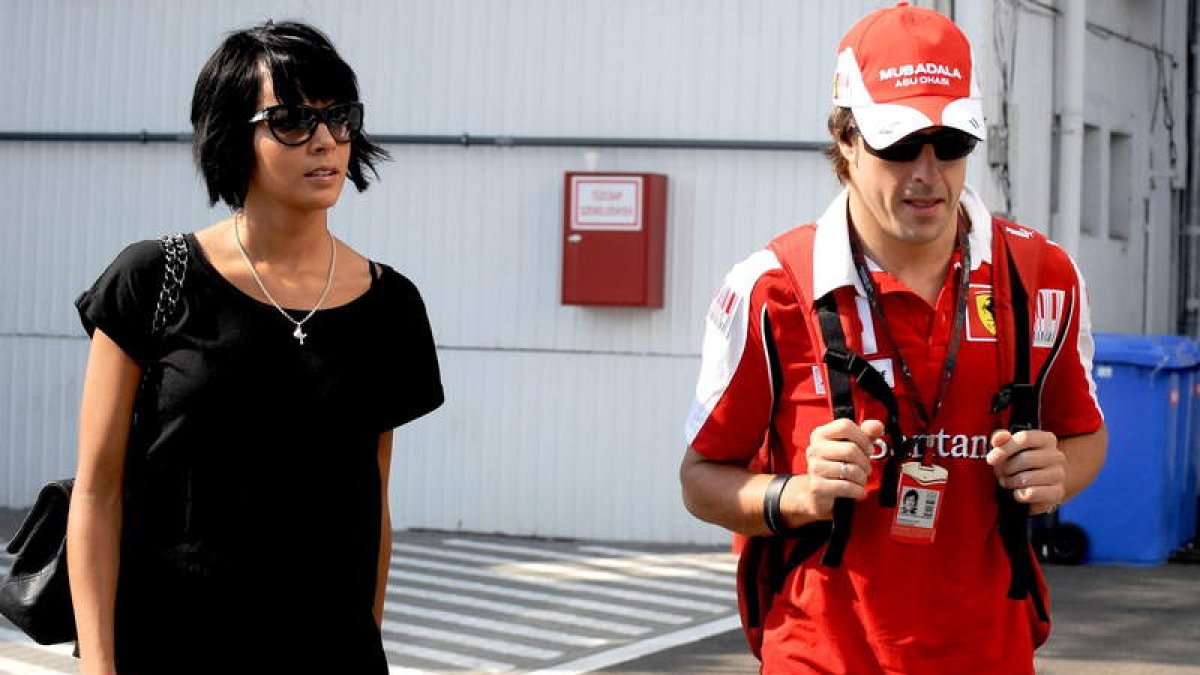Una imagen de archivo muestra a la cantante y el piloto de Ferrari en el circuito de Hungaroring en el año 2010.