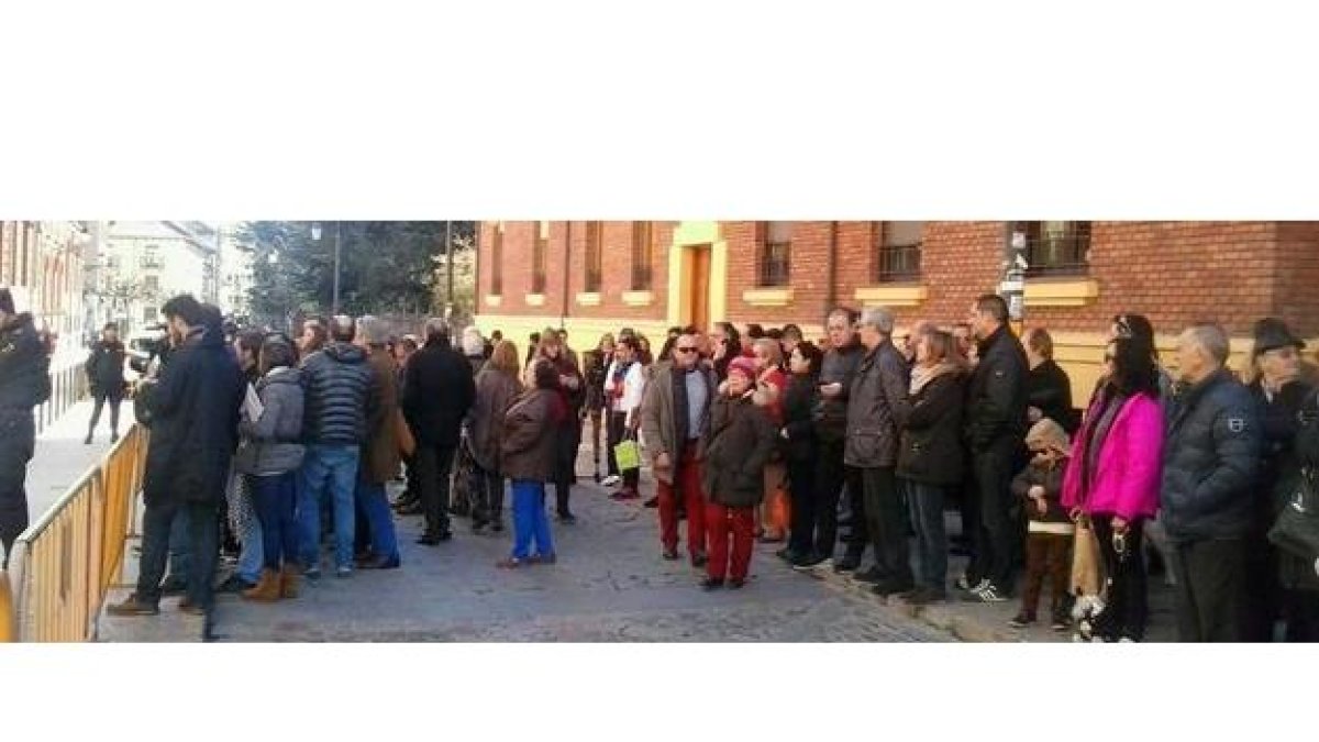 Máxima expectación a la puerta de la Audiencia Provincial esperando la salida de las tres condenadas