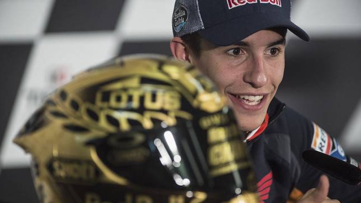 Marc Márquez, en Phillip Island, con el casco conmemorativo del segundo campeonato de MotoGP conquistado por el piloto de Cervera.