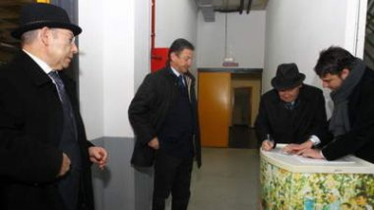 Antonio García de Celis, tercero por la izquierda, podría firmar hoy la venta de la Cultural.