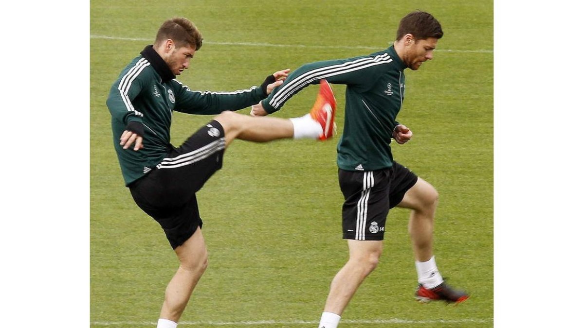 Los jugadores del Real Madrid, Sergio Ramos y Alonso, ayer durante el entrenamiento.