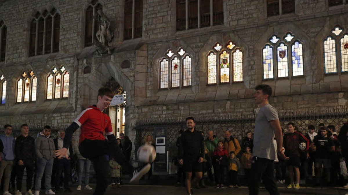 Un momento de la exhibición del Goldball Freestyle ayer en Botines. FERNANDO OTERO