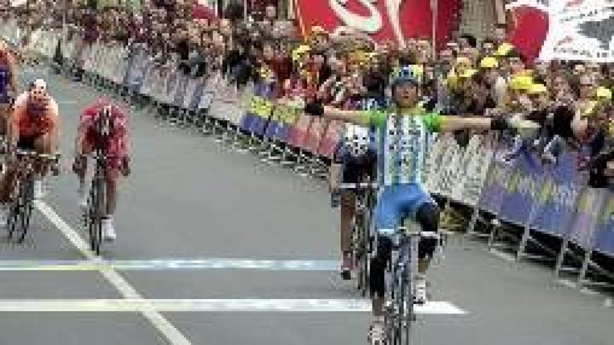 Alejandro Valverde se impuso claramente en el esprint a Ángel Vicioso y David Rebellin