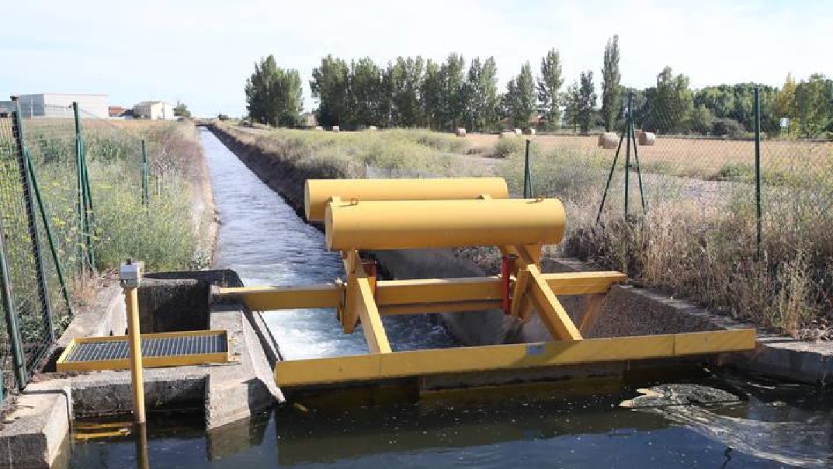 Un canal de riego en Matalobos del Páramo.