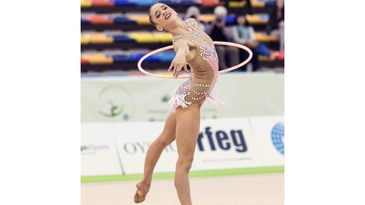 Sara Llana en plena ejecución de su ejercicio de aro en la Copa del Mundo de Guadalajara. ANDREY SAPIZHAK