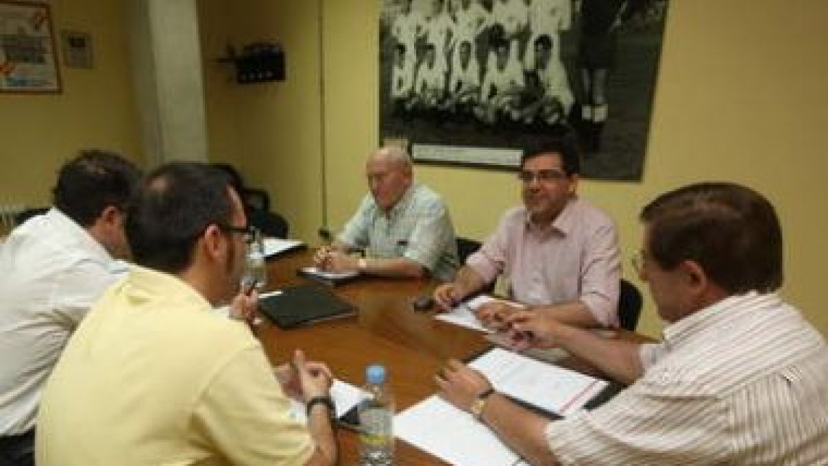 El informe de Emilio Guereñu, entre De Celis y Cueto, será explicado por el consejo.