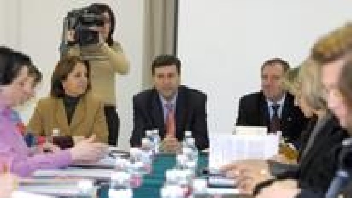 El consejero de Sanidad, al fondo, presidió en Soria la reunión del Consejo Regional de la Mujer