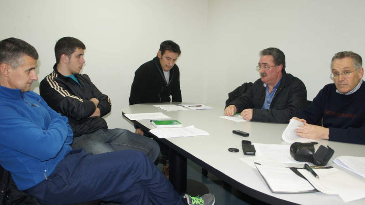 Jesús Oblanca, Álvaro Quiñones, J. Antonio Robles, Ángel Rivero y Jesús Sánchez en la presentación de sus críticas a la Federación.