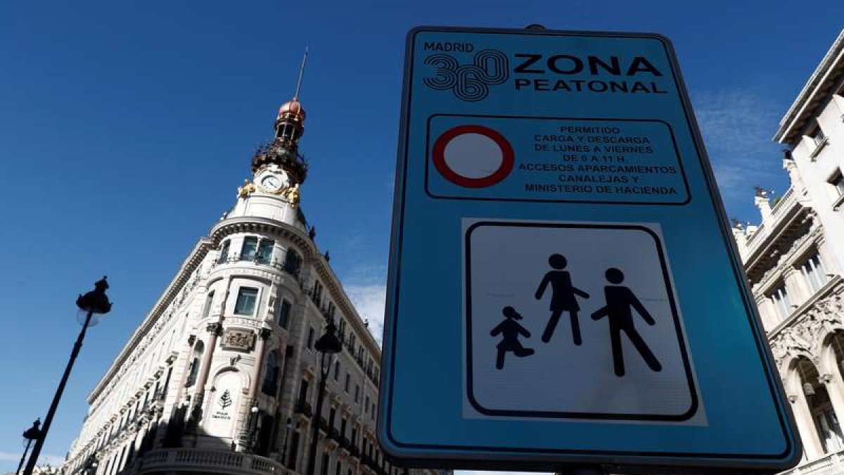 Señal de peatonalización colocada en los alrededores de la Puerta del Sol. MARISCAL
