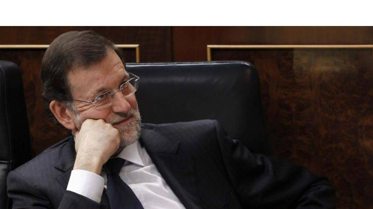 El presidente del Gobierno, Mariano Rajoy, escucha las intervenciones de los portavoces de los diferentes grupos parlamentarios.