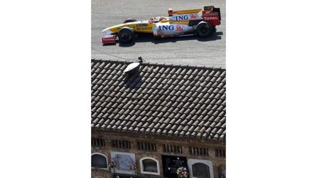 Alonso conduce su coche junto al cementerio de Nazaret.