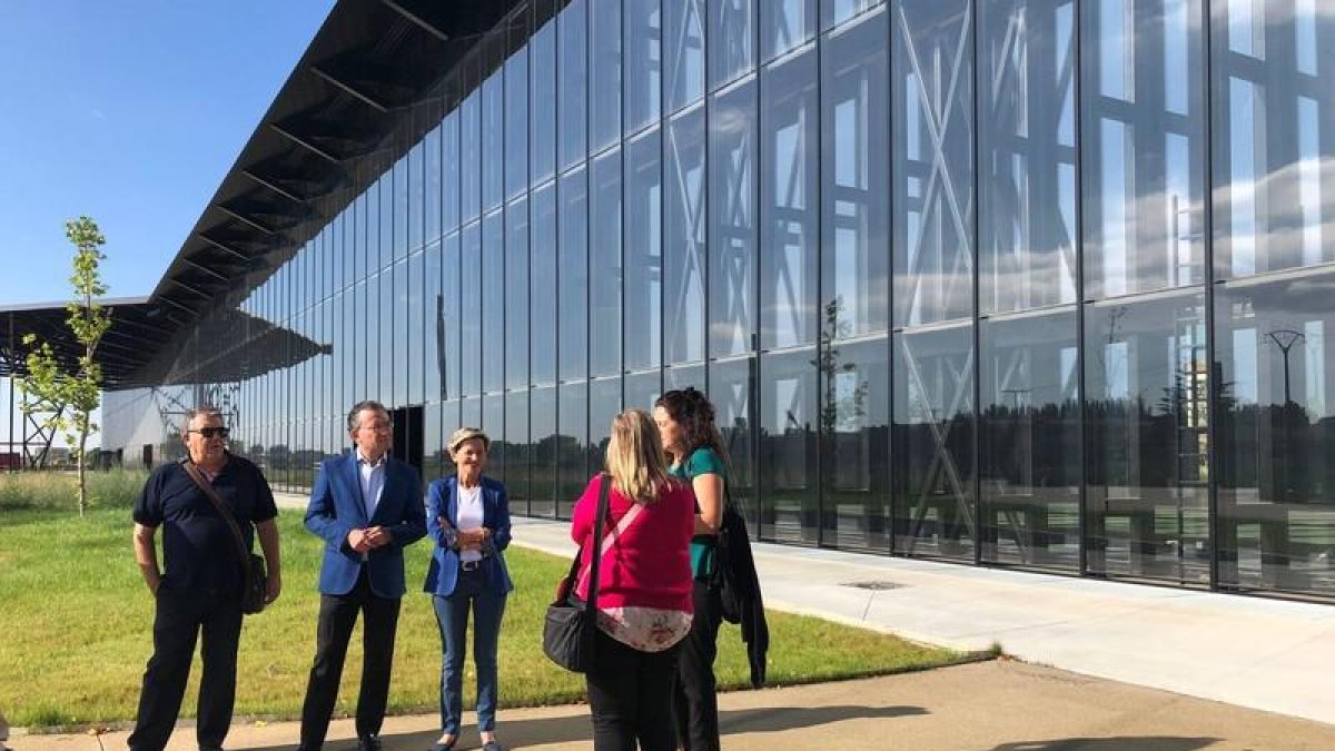 Ana Franco ha visitado las obras del Palacio de Exposiciones junto al primer teniente de alcalde, Fernando Salguero, y el concejal de Promoción Económica, Javier García-Prieto, y técnicos esta mañana.