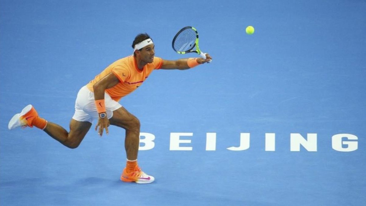 Rafa Nadal golpea una bola durante el partido contra el francés Adrian Mannarino en Pekín.