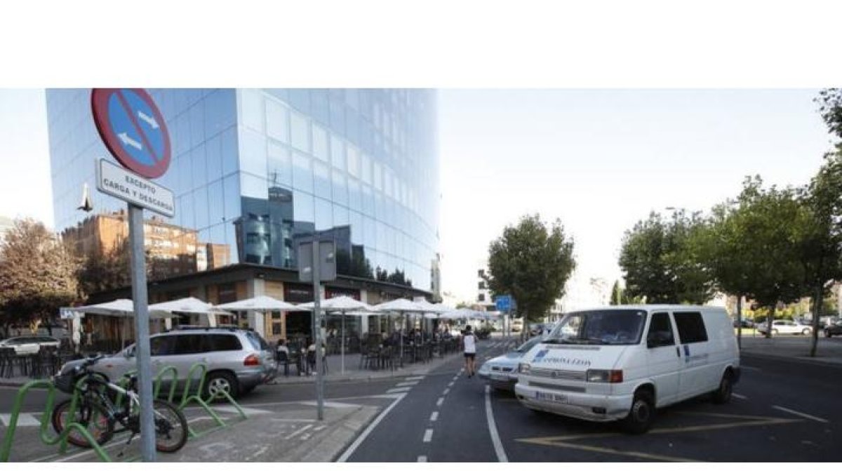 La carga y descarga justifica el sistema de cámaras de multar para los coches de la Policía Local. RAMIRO