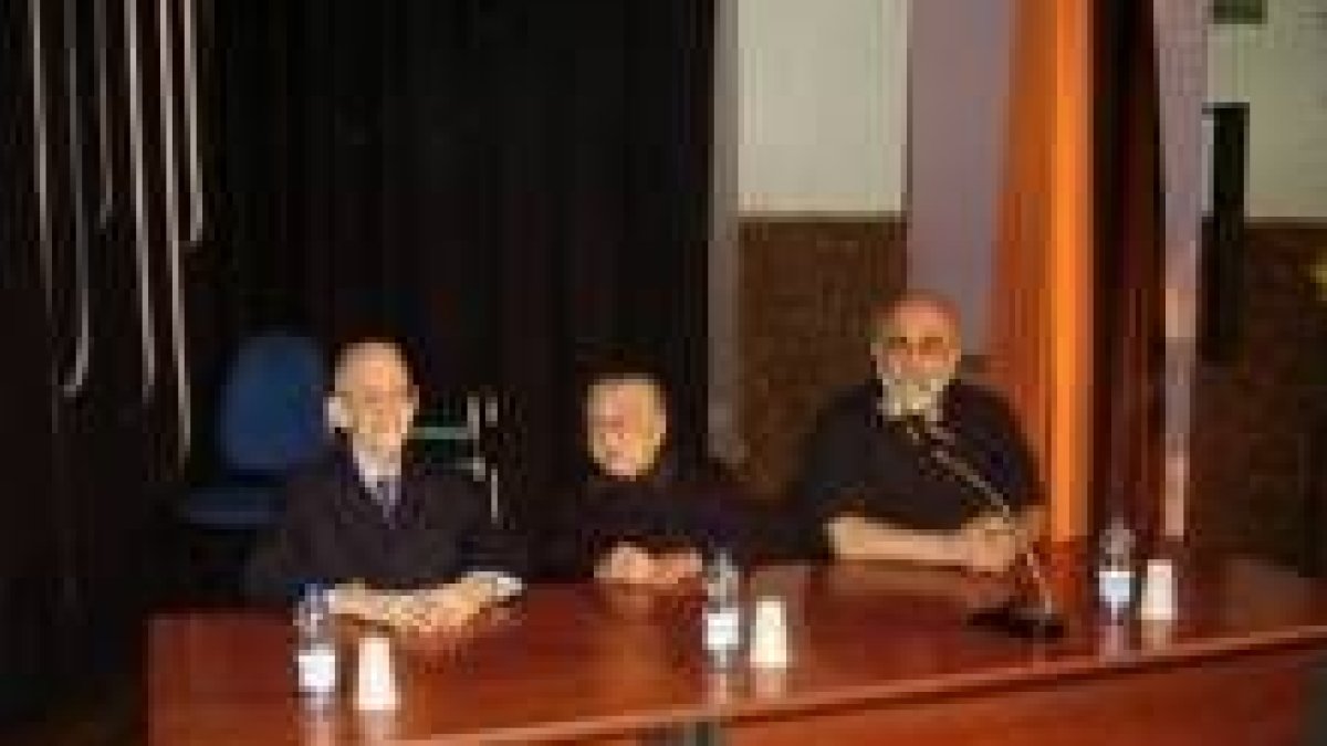 Francisco Mayán, Concepción Díaz y Manuel Sierra, ayer, durante el homenaje en Villablino