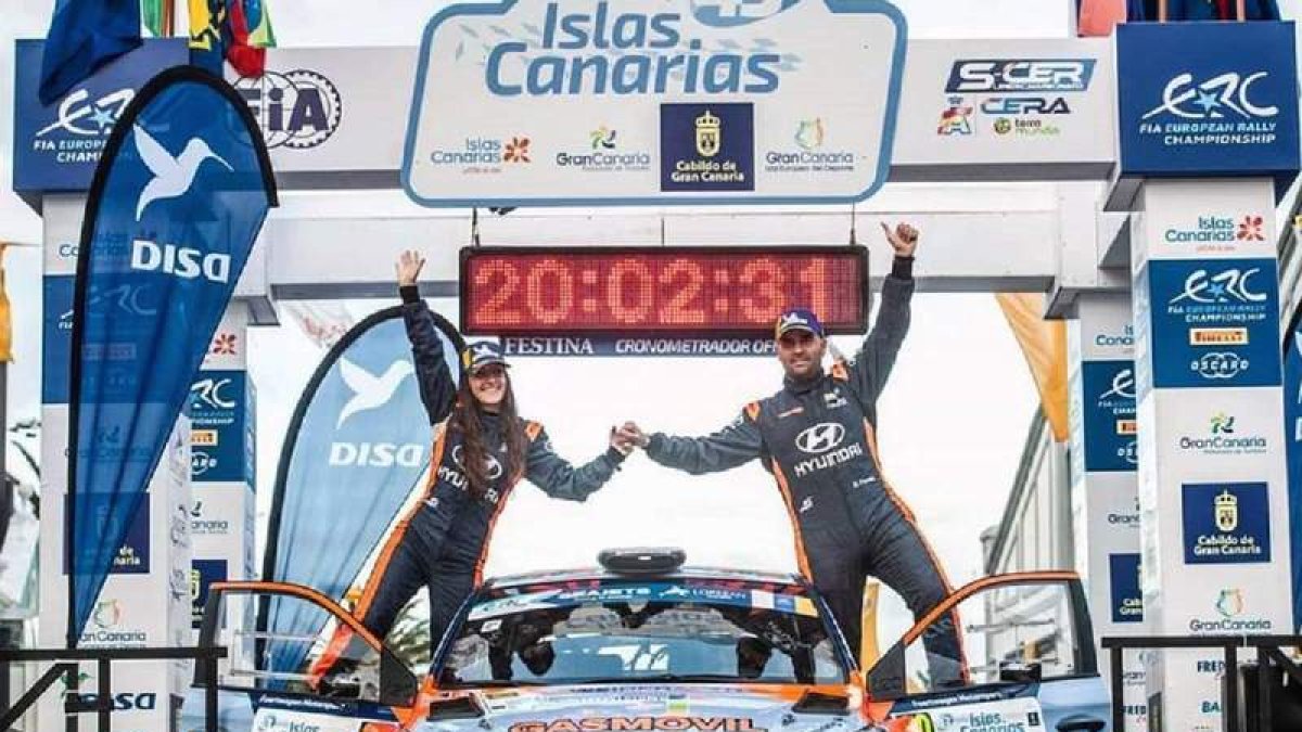 Alba Sánchez celebra junto a su compañero de equipo, Surhayen Pernía, el podio. SHAKEDOWN MEDIA