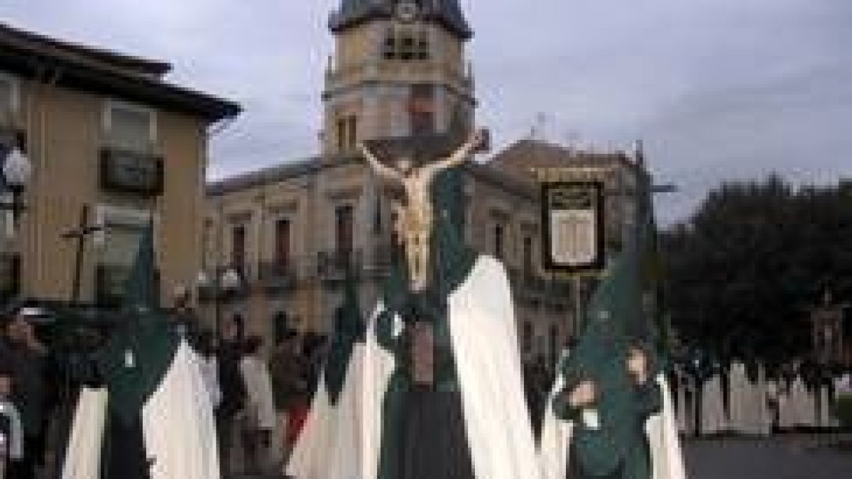 Una cruz con un pequeño Crucificado abría el cortejo procesional