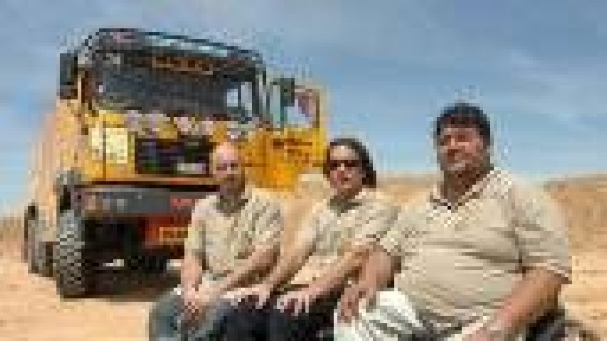 Toñejo, Pedrito y Momo se preparan para su inminente salida con su camión para Dakar