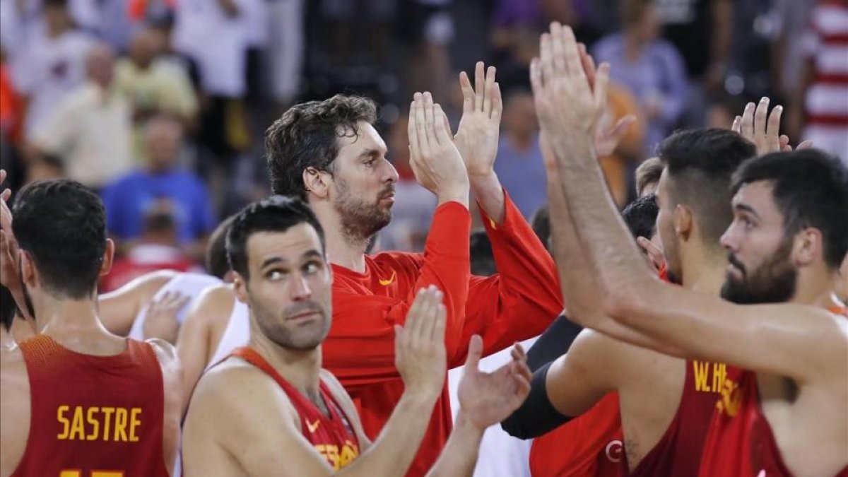 Los jugadores de la selección agradecen el apoyo de la grada tras el partido de Chequia