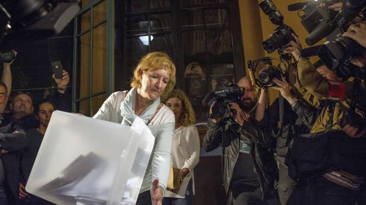 Recuento de papeletas en el colegio electoral de la Escola Industrial de Barcelona