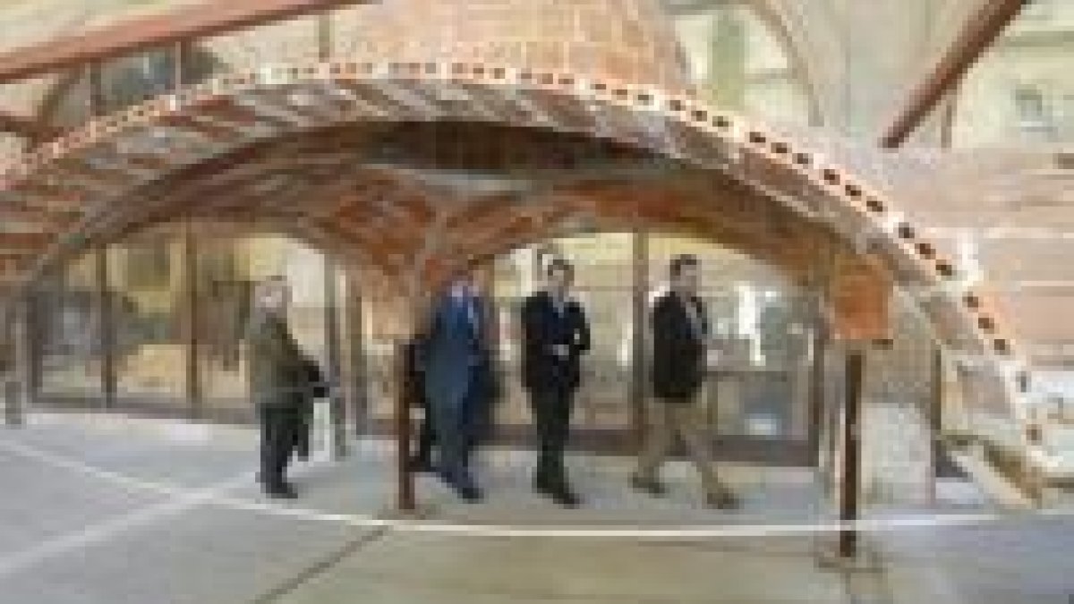 El alcalde se interesó por los trabajos realizados por los alumnos del centro