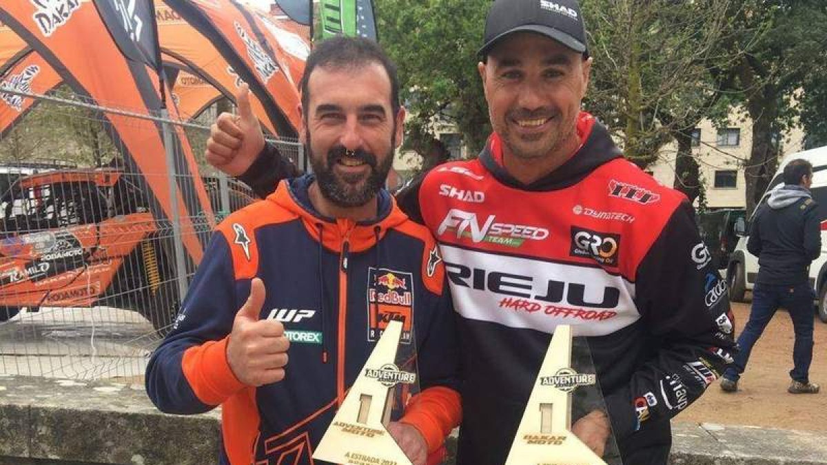 Joan Pedrero, junto al piloto leonés Óscar González. DL