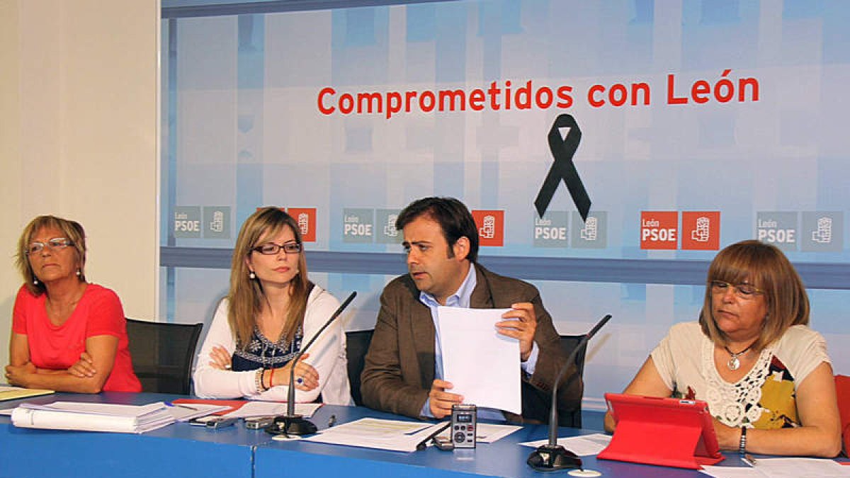 Un momento de la convocatoria realizada por el PSOE de León.