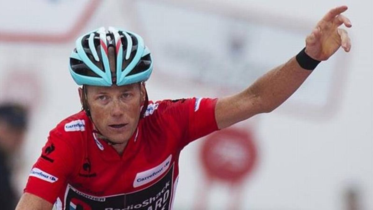 Horner levanta la mano al cruzar la meta del Angliru en segunda posición, lo que le garantiza el triunfo final en la Vuelta.