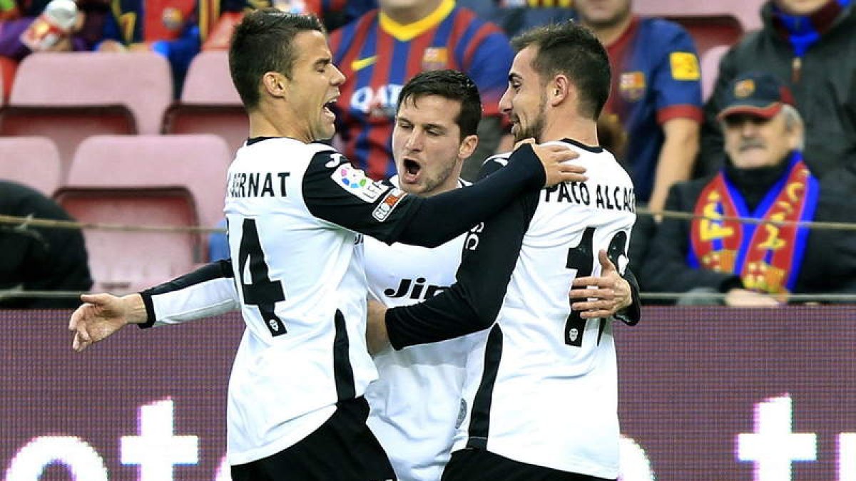 Piatti, en el centro, celebra su gol junto a sus compañeros Bernat, izquierda, y Alcacer.
