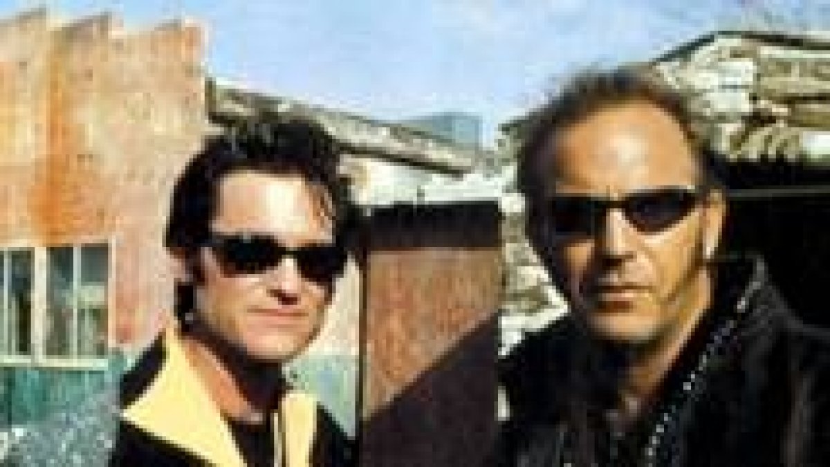 Kurt Russell y Kevin Costner ataviados como Elvis Presley