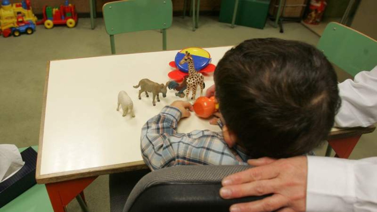Un niño prematuro participa en una de las sesiones de rehabilitación en el Centro Base de León. NORBERTO