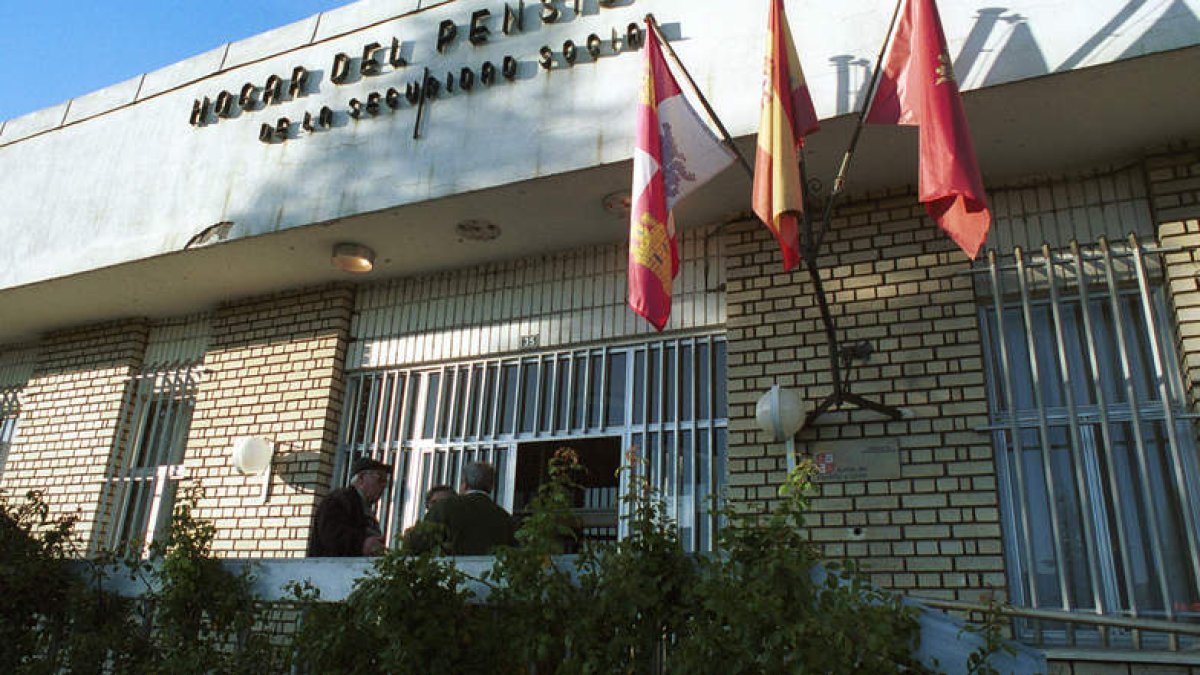 Imagen de archivo del Hogar del Pensionista de Bembibre, donde se encuentra el centro de día. LDM