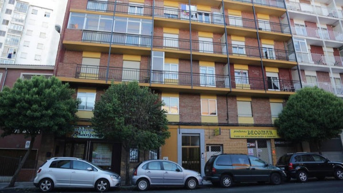 Edificio donde hace seis años se produjo otro homicidio, a muy pocos metros del crimen de Obispo Almarcha. SECUNDINO PÉREZ