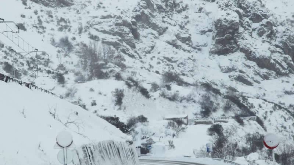 Estado que presentaba la N-630 ayer, en las cercanías de Villamanín.