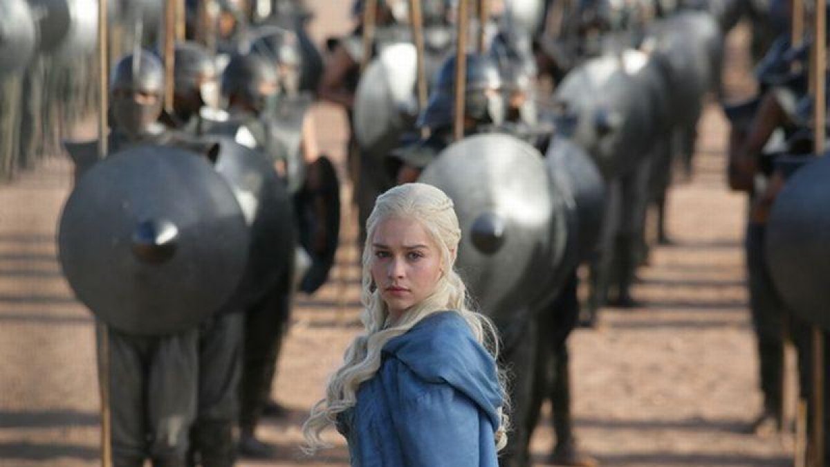 La actriz Emilia Clarke, en su papel de Daenerys Targaryen, ante su ejército de Inmaculados en 'Juego de tronos'.