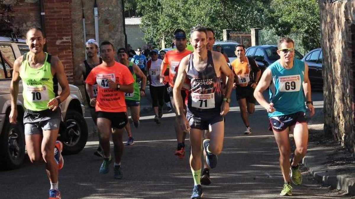 Alejandro (70), Carlos (42), Alberto (71) y Javier (69) en un momento de la carrera. DL
