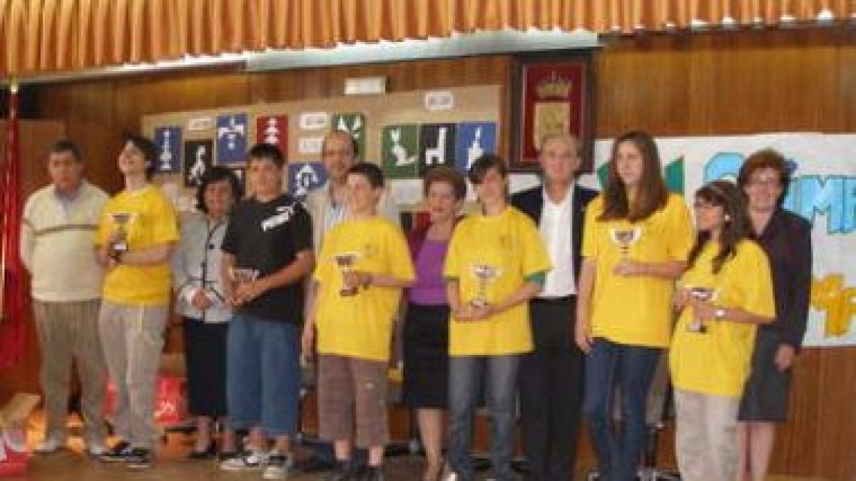 La directora provincial de Educación y el alcalde de La Pola posan con los ganadores de la Olimpiada