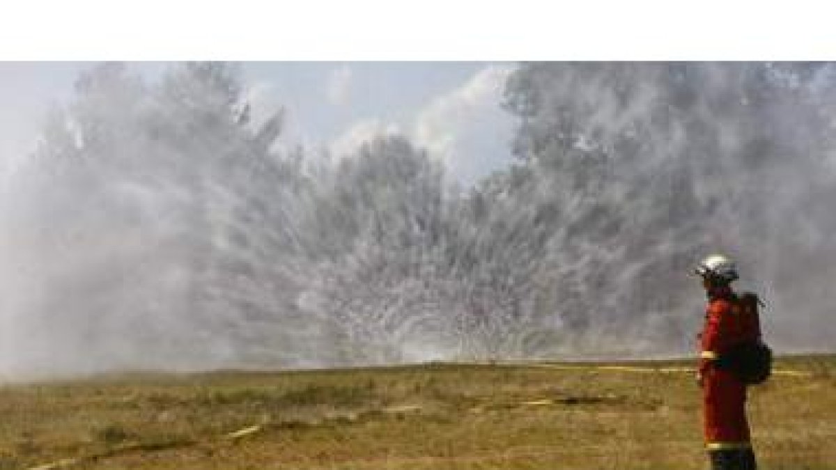 Uno de los ejercicios que realizó la UME fue crear una cortina de agua para evitar que el fuego lleg