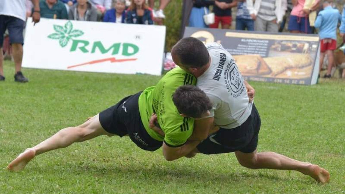 David Riaño y Víctor Llamazares, durante su combate de ayer en Liegos. DL