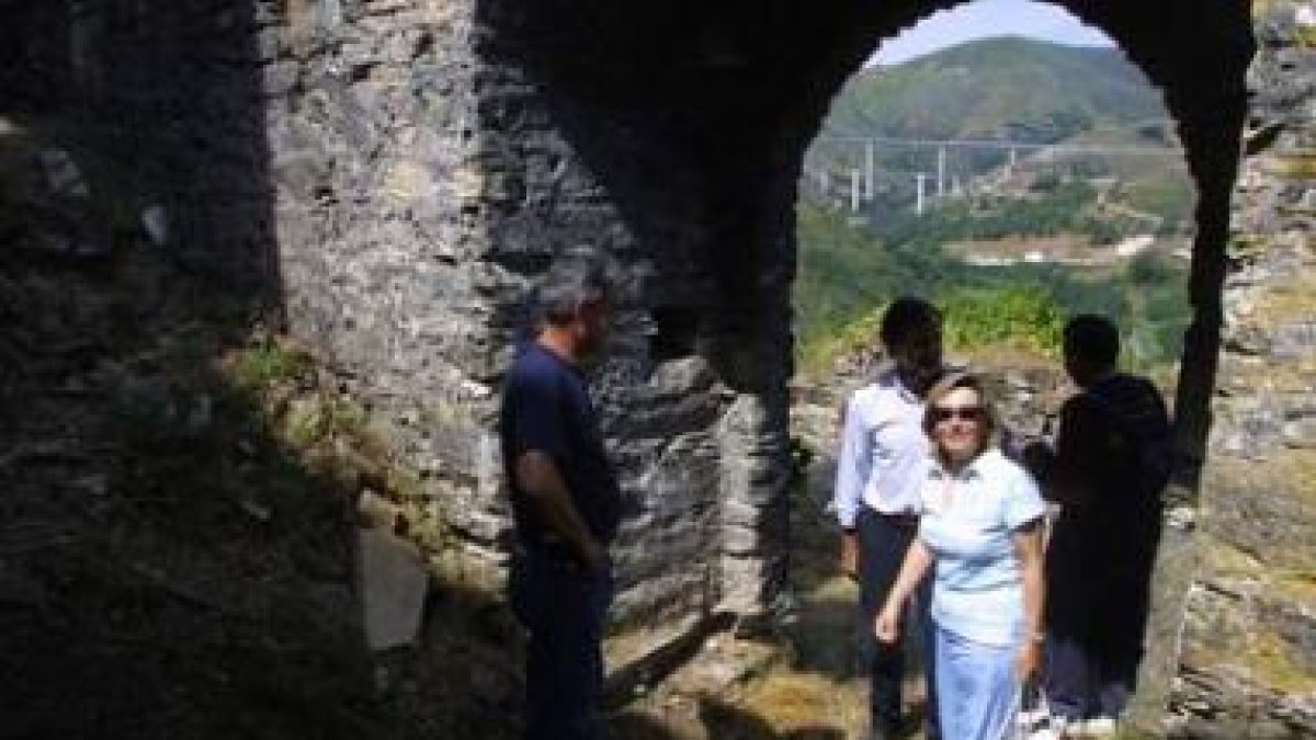 La diputada socialista Amparo Valcarce, durante su visita al castillo en agosto del 2003.